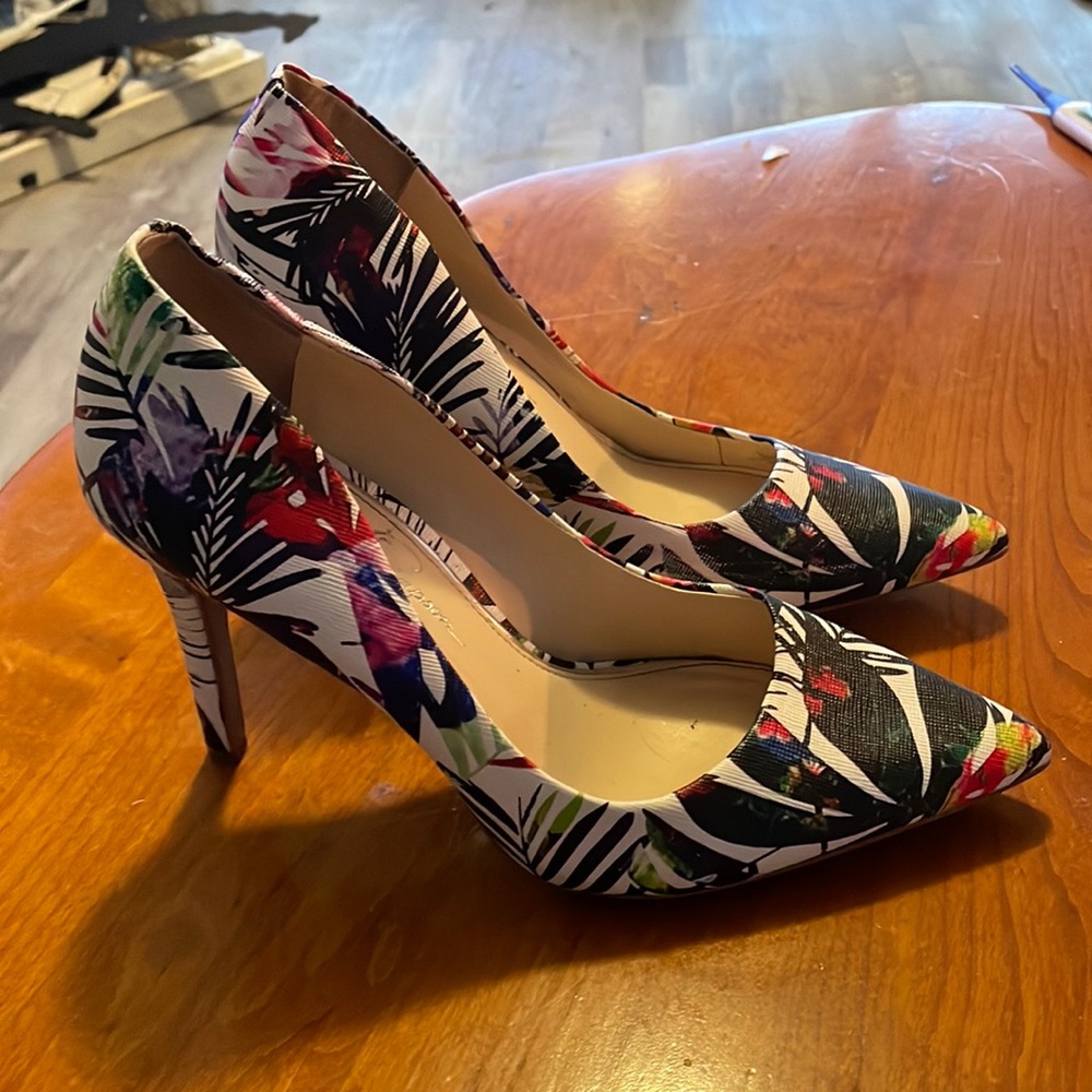 Jessica Simpson, high heels 👠. Beautiful pattern, like new condition. Size 8